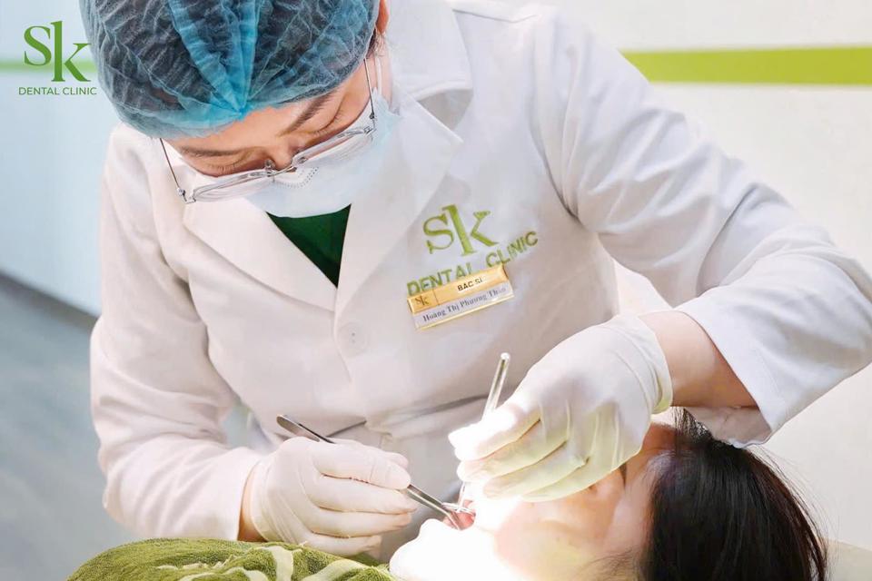 SK Dentist ធ្វើការពិនិត្យធ្មេញជូនអតិថិជន។