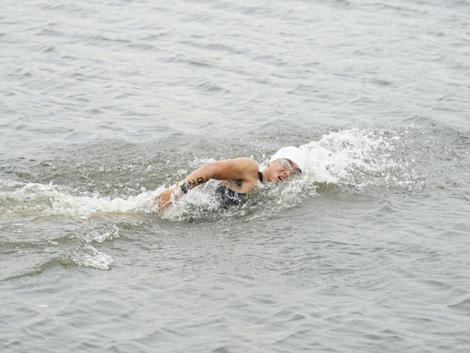 Lam Quang Nhat competes at sea in a triathlon. Photo: Lam Quang Nhat