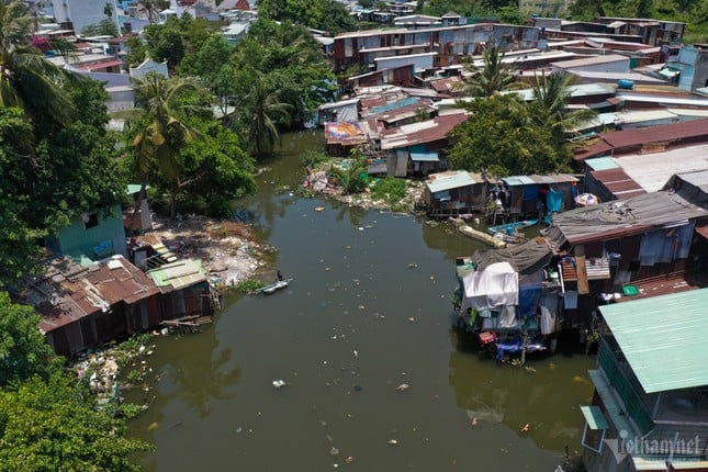 ホーチミン市の運河沿いに建てられた仮設住宅の対照的な風景写真17