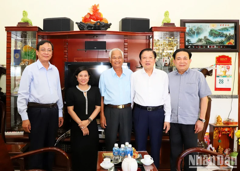 Le chef de la Commission centrale des affaires intérieures, Phan Dinh Trac, travaille avec la province de Ninh Thuan, photo 2