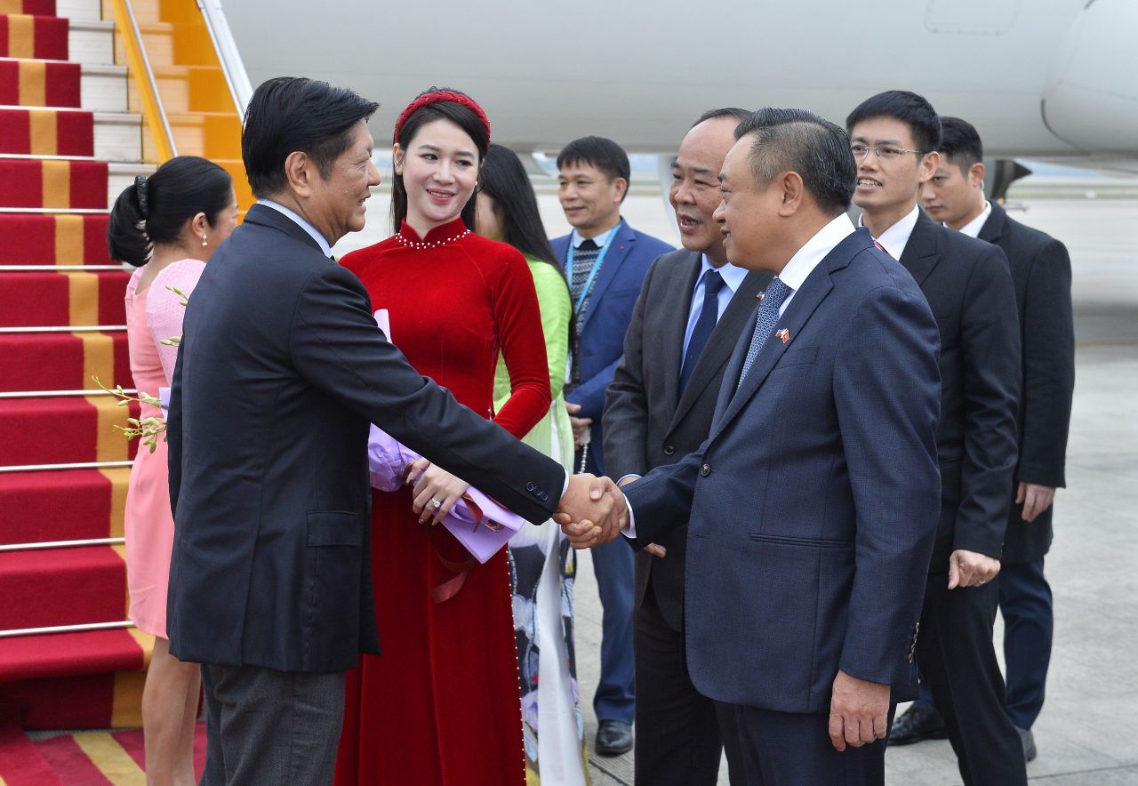 레 칸 하이(Le Khanh Hai) 국가주석실장과 쩐 시 탄(Tran Sy Thanh) 하노이 인민위원회 위원장이 하노이 노이바이 국제공항에서 페르디난드 로무알데스 마르코스 주니어 필리핀 대통령 부부를 맞이했습니다. 사진: 하이 응우옌