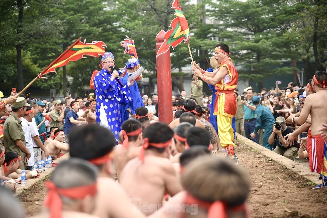 Ritual único de tira y afloja sentado en el festival del Templo Tran Vu (foto 4)