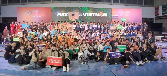 2월 24일, 270명 이상의 고등학생이 참가한 FIRST Tech Challenge 최종 라운드가 하노이 FPT 대학교에서 열렸습니다. 사진: FPT 대학교