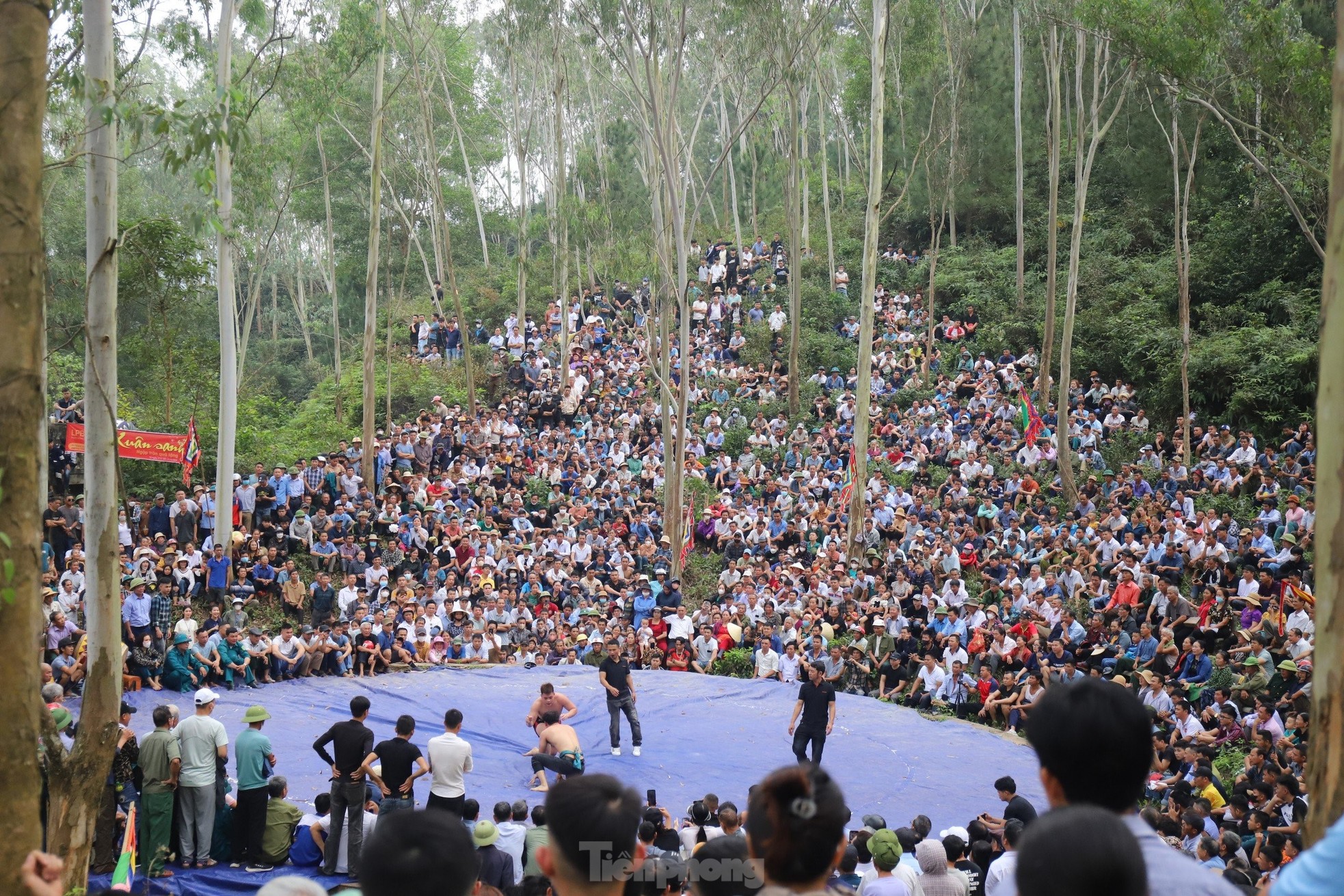 Des milliers de personnes ont rempli le pied de la montagne pour regarder les lutteurs montrer leur force photo 1