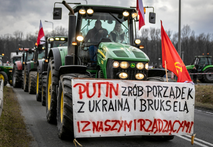 Баннер в поддержку г-на Путина появился на тракторе во время протеста польских фермеров в Гожичках 20 февраля. Фото: Reuters