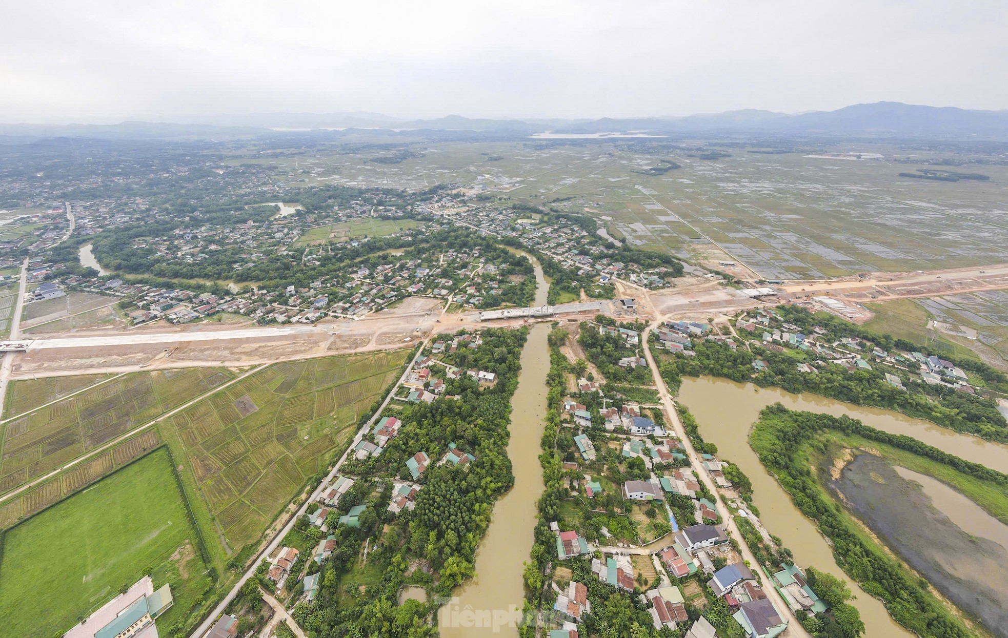 La construction de l'autoroute de 100 km de long à travers Ha Tinh est sur le point d'être achevée, photo 19