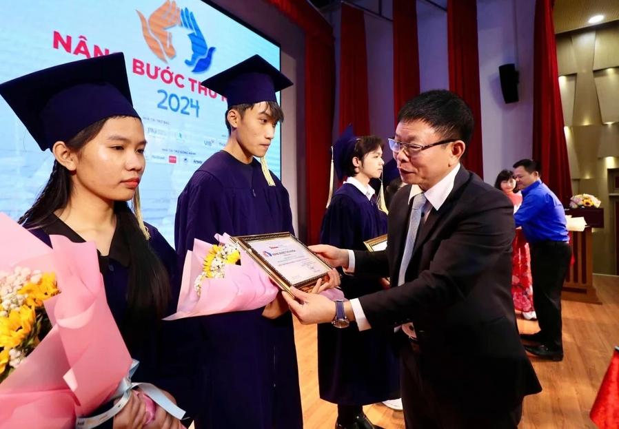 Bao Tien awarded scholarships to 95 students in the first semester of the university.