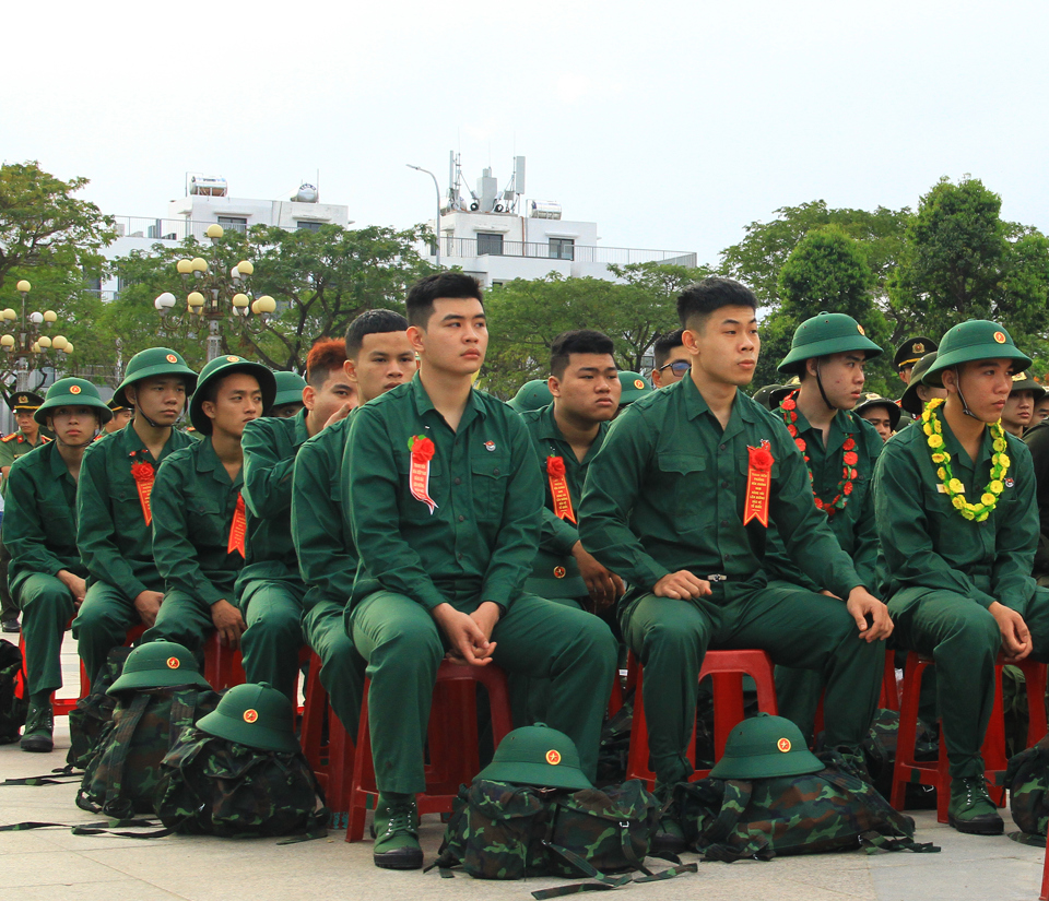 S&aacute;ng 25/2, 1.356 thanh ni&ecirc;n của TP Đ&agrave; Nẵng l&ecirc;n đường t&ograve;ng qu&acirc;n l&agrave;m nghĩa vụ thi&ecirc;ng li&ecirc;ng với Tổ quốc.