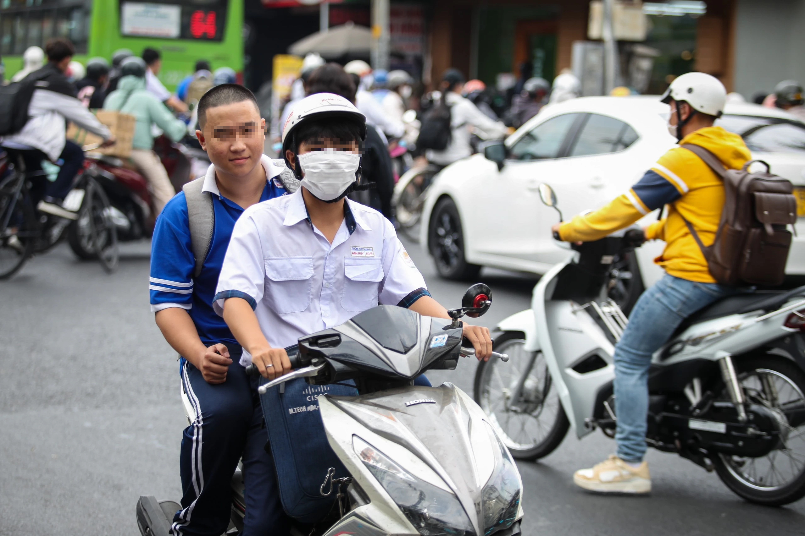 Tràn ngập học sinh lái xe máy trên 50 phân khối ở TP.HCM- Ảnh 3.