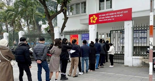 The number of people has tripled, causing overload at driving license issuance and exchange points in Hanoi.