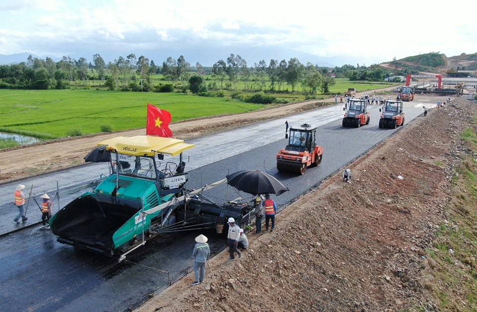 Tranh thủ thời tiết tốt đẩy tiến độ cao tốc qua Khánh Hòa- Ảnh 4.