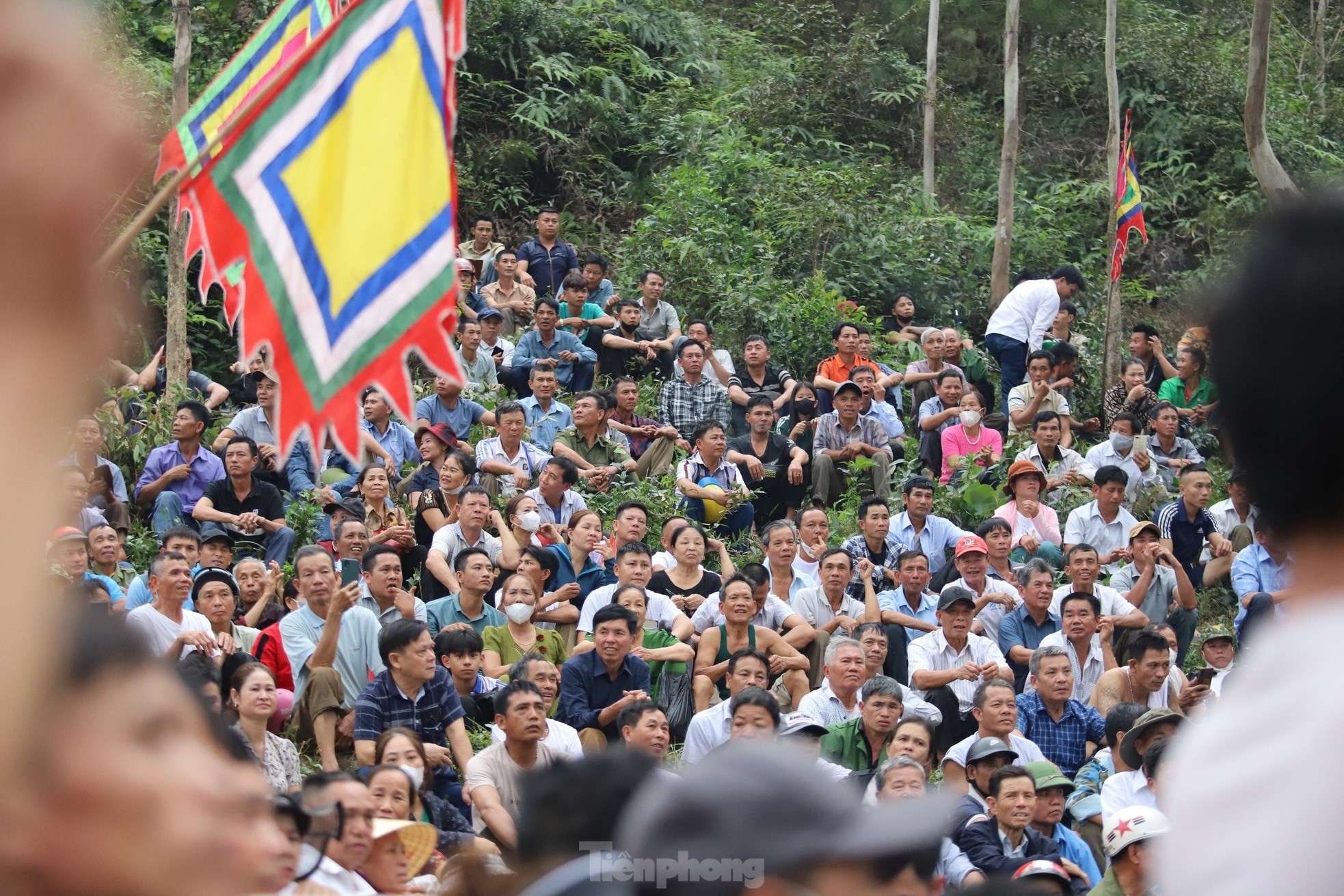 Des milliers de personnes ont rempli le pied de la montagne pour regarder les lutteurs montrer leur force photo 5