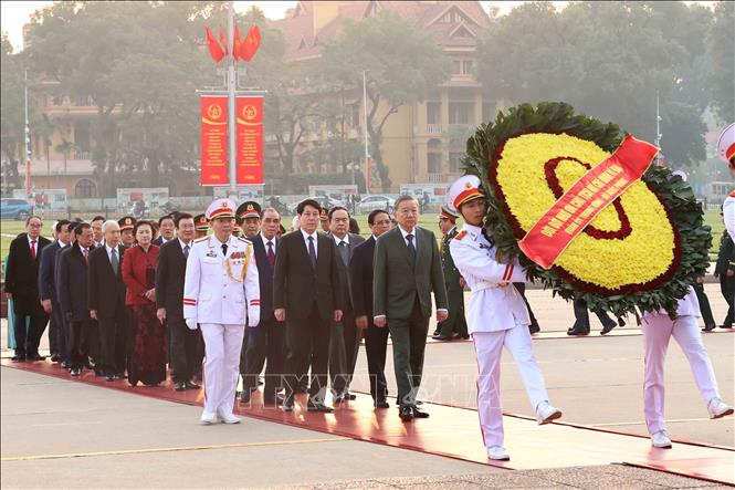 Party and State leaders visit President Ho Chi Minh on the occasion of the 80th anniversary of the Vietnam People's Army