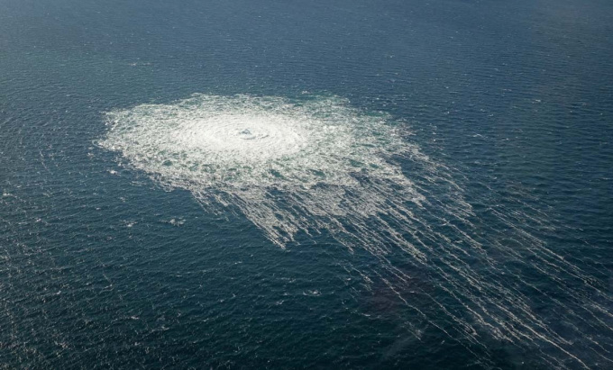 Aus einem Leck an der Nord Stream 2 mit einem Durchmesser von etwa 1 km in der Ostsee, nahe der dänischen Insel Bornholm, treten Luftblasen aus, 27. September 2022. Foto: Reuters