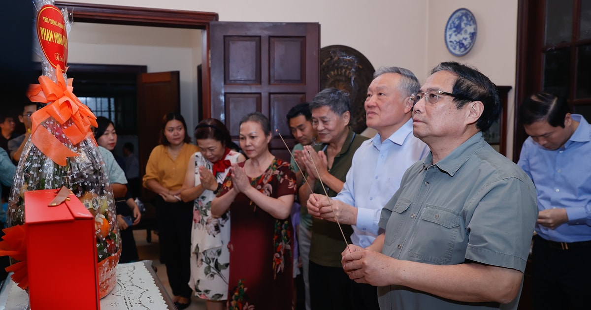 Le Premier ministre Pham Minh Chinh offre de l'encens aux Premiers ministres décédés