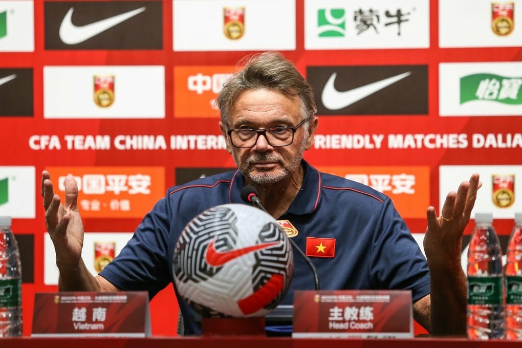HLV Philippe Troussier: Tuyển Việt Nam sẽ chơi phòng ngự trước Hàn Quốc - 1