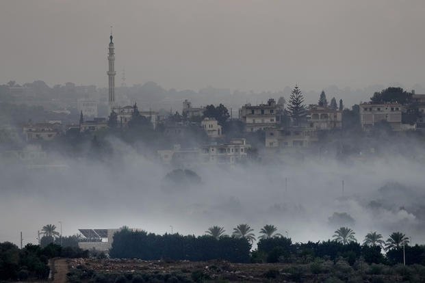 5 Hisbollah-Krieger in gepanzerten Fahrzeugen greifen die Grenze zwischen dem Libanon und Israel an. Bild 1