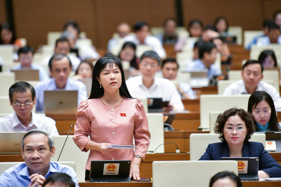 国会議員タ・ティ・イエン氏（ディエンビエン省国会議員代表団）が質問した。 写真: Quochoi.vn