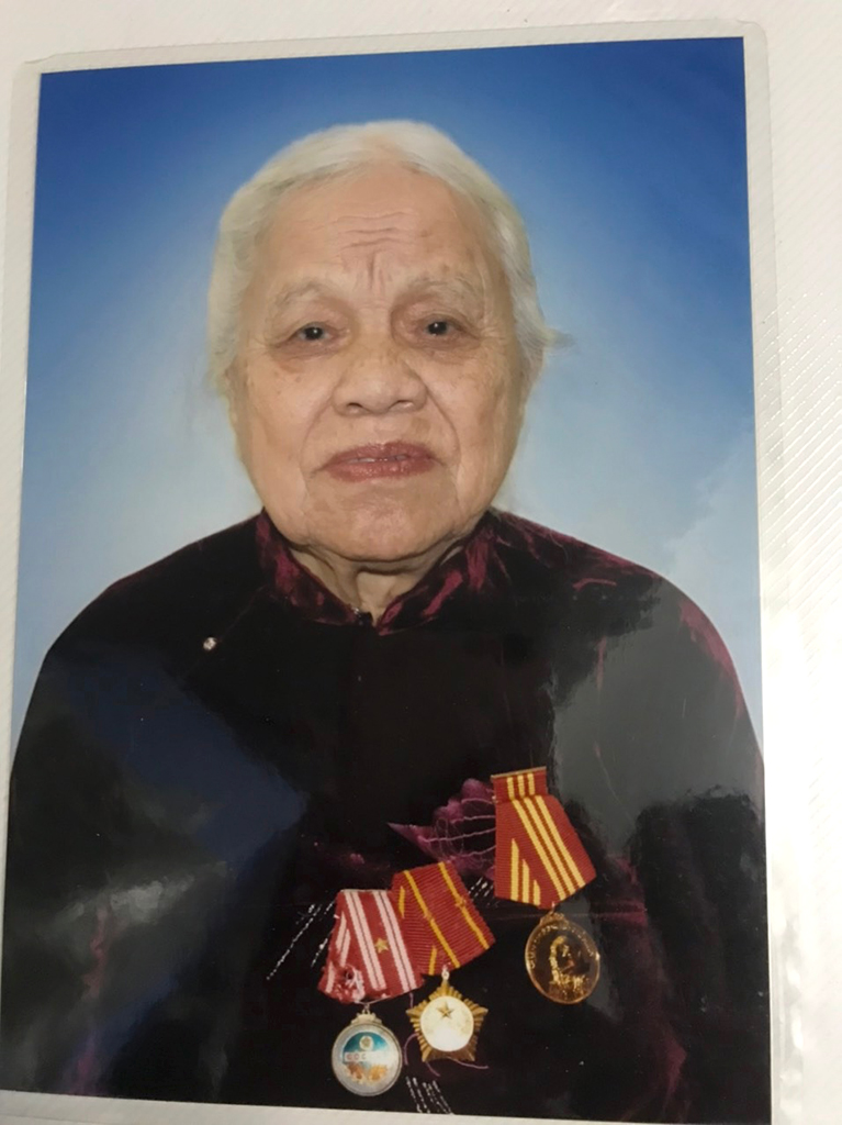 Lê Minh Cầm - nữ chiến sĩ giải phóng quân cầm cờ tiến vào thủ đô 8.1945 - Ảnh 1.