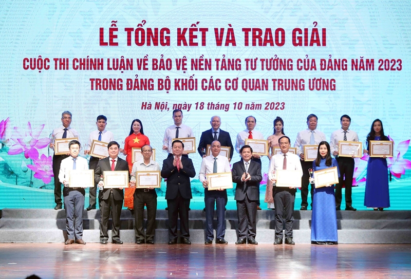 trao giai cuoc thi chinh luan ve bao ve nen tang tu tuong cua dang hinh 3