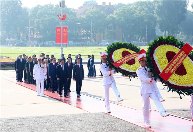 Party and State leaders visit Uncle Ho's Mausoleum on the occasion of the 78th National Day September 2