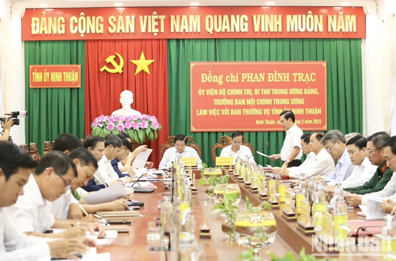 Le chef de la Commission centrale des affaires intérieures, Phan Dinh Trac, travaille avec la province de Ninh Thuan, photo 1