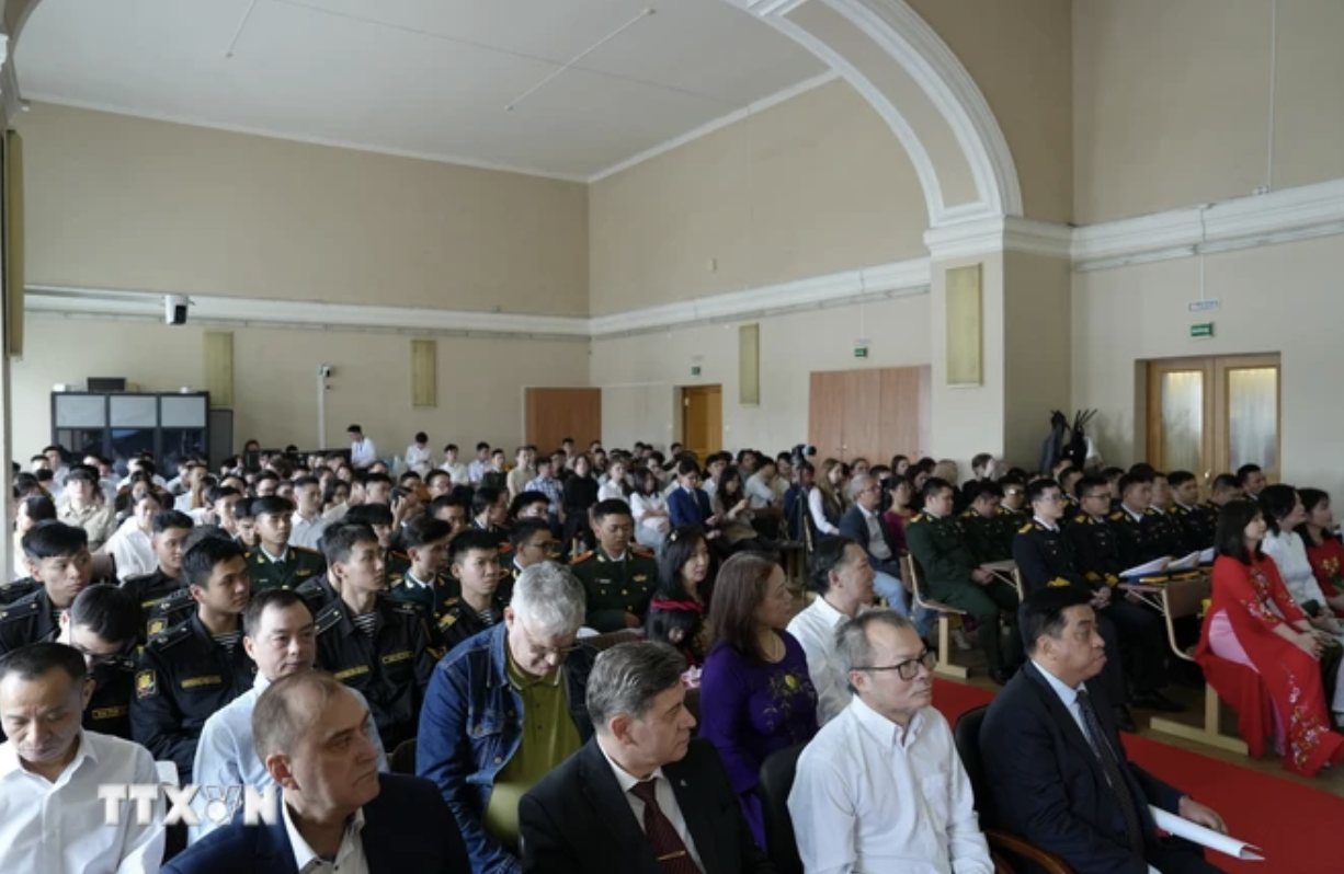 Jóvenes vietnamitas en San Petersburgo continúan con los valores tradicionales del aniversario de la muerte de los Reyes Hung