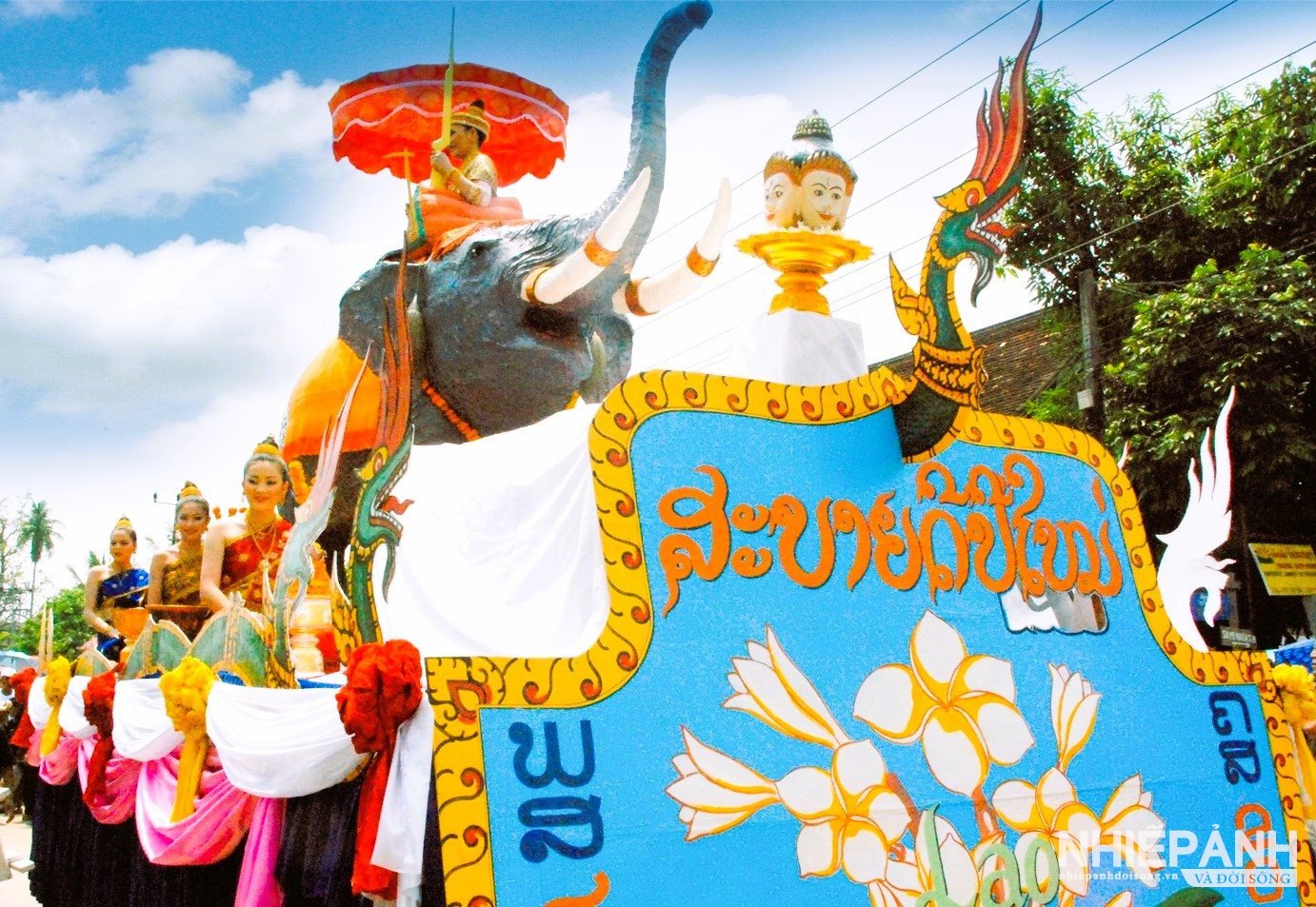 W_6.le-ruoc-nangsangkhane-nu-chua-xuan-that-tung-bung-o-pho-co-luongprabang(1).jpg