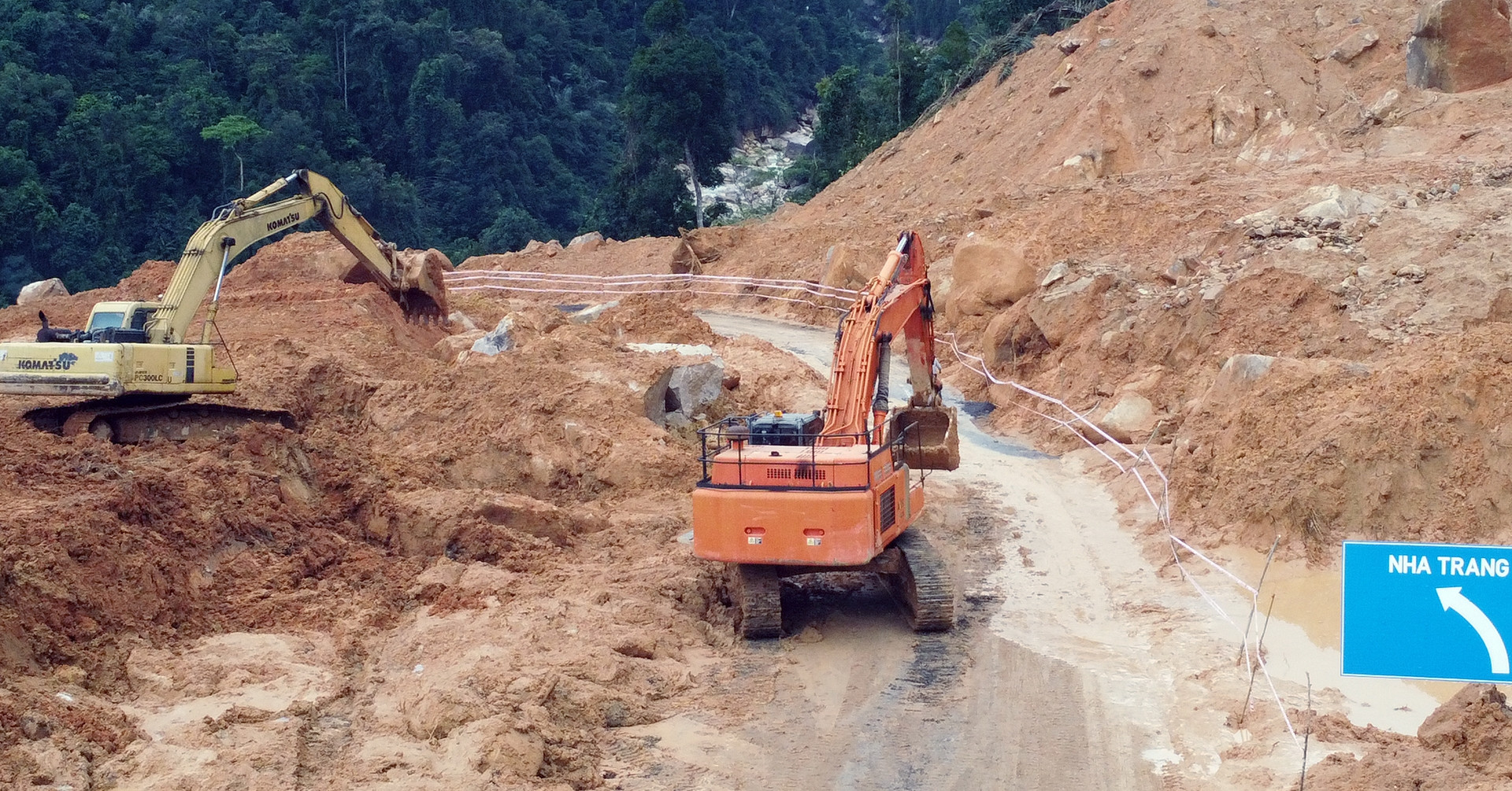 Lực lượng trắng đêm khắc phục sạt lở đèo Khánh Lê được đề nghị khen thưởng