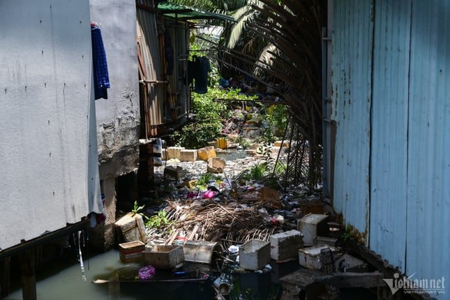 ホーチミン市の運河沿いに建てられた仮設住宅の対照的な風景写真13