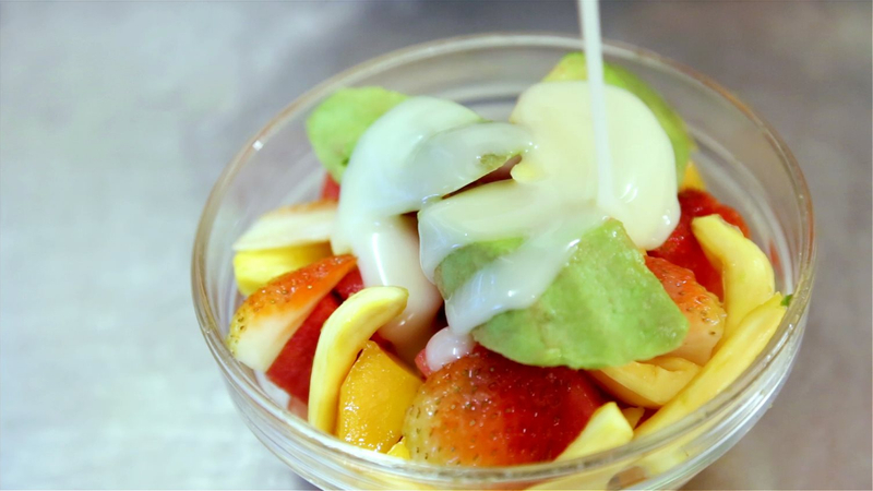 Fruit yogurt is an ideal snack for fruit lovers. Fruits such as jackfruit, durian, lychee, longan, etc. will be peeled and served with yogurt, sweet syrup and ice. Depending on the restaurant, customers can request their favorite fruit.