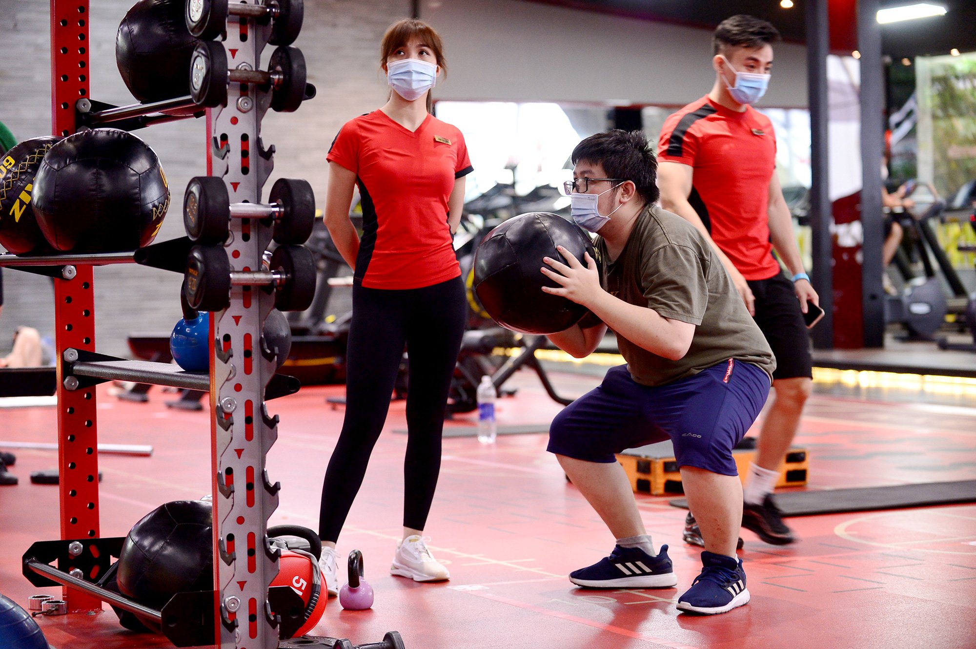 Các bạn trẻ tại phòng tập gym - Ảnh: Q.ĐỊNH