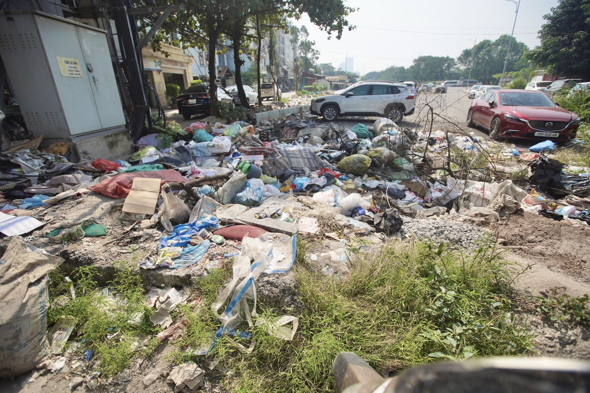 Basura rodea proyecto vial de 250 mil millones de dongs en Hanoi foto 4