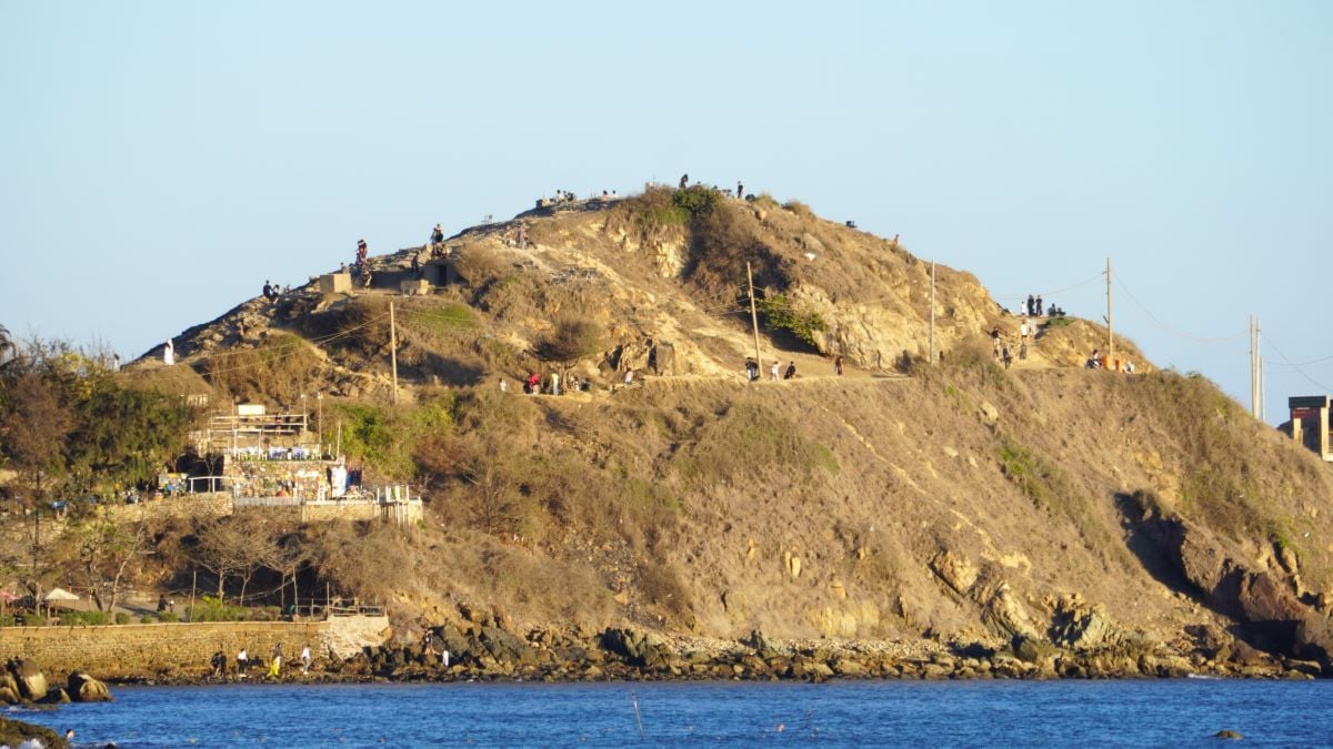 In den letzten Tagen war der Himmel klar, sodass der Sonnenuntergang am Meer besonders schön war und viele Einheimische und Touristen angezogen hat. Obwohl die Sonne immer noch grell schien, kamen immer noch ziemlich viele Leute nach Mui Nghinh Phong. Foto: Thanh An