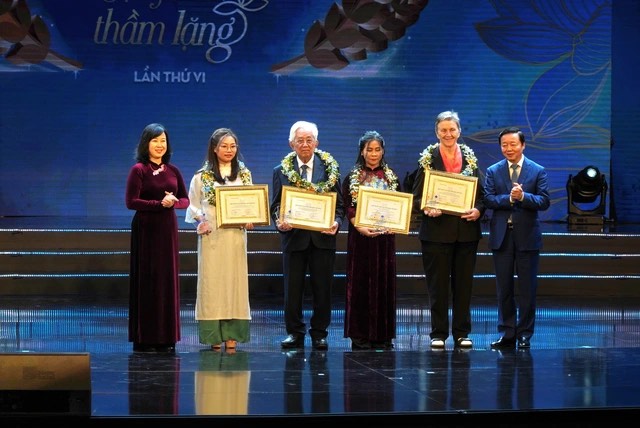 รองนายกรัฐมนตรี Tran Hong Ha และรัฐมนตรีว่าการกระทรวงสาธารณสุข Dao Hong Lan มอบรางวัลรองชนะเลิศให้แก่นักเขียนและตัวละครผู้ชนะในผลงาน