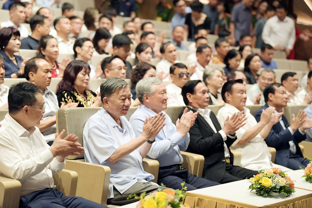 Hàng trăm nghệ sĩ tái hiện "Những chặng đường vẻ vang" của lực lượng Cảnh sát Cơ động - Ảnh 2.