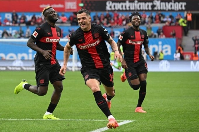 Xhaka (giữa) chia vui sau bàn nhân đôi cách biệt trong trận Leverkusen thắng Bremen 5-0 ở vòng 29 Bundesliga tối 14/4 trên sân BayArena. Ảnh: Bundesliga