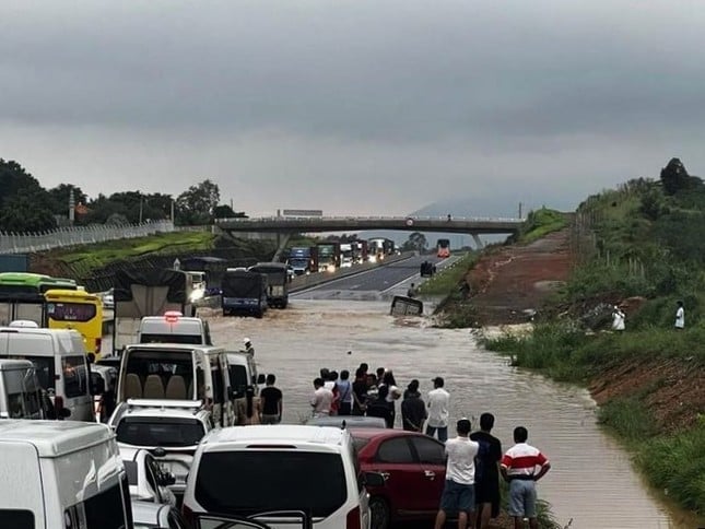 Schnelle Hilfe zur Verhinderung von Überschwemmungen auf der Autobahn Phan Thiet – Dau Giay, Foto 2