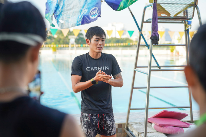 Lam Quang Nhat shares swimming experience. Photo: Lam Quang Nhat