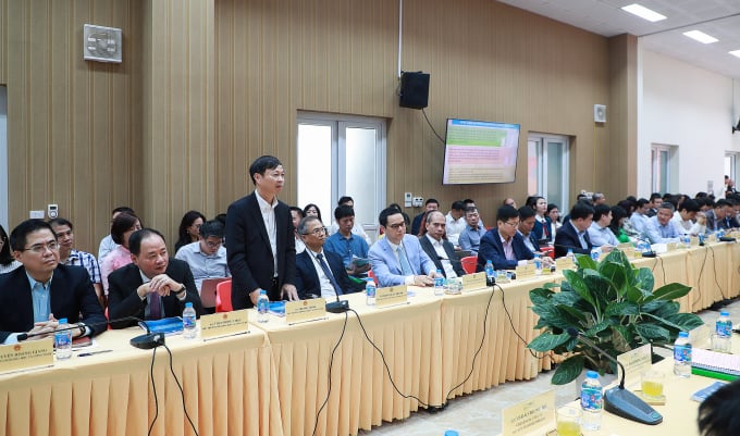 Deputy Minister Hoang Minh presented a paper at the conference. Photo: VNU