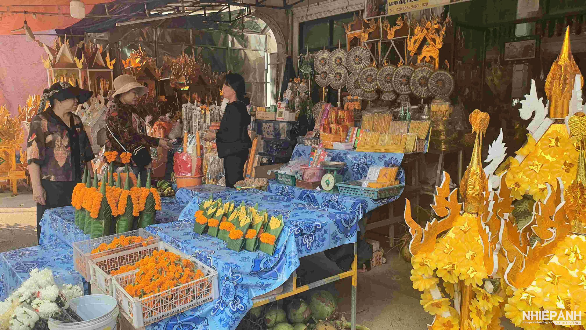 W_11.Durante el festival Tet, el mercado sigue abierto para atender las necesidades de la gente.jpg