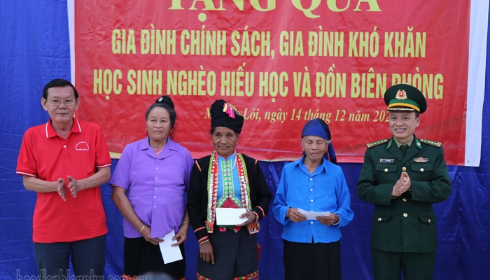 A delegation of outstanding journalists from Ho Chi Minh City presented gifts to support the people of Muong Loi commune, Dien Bien district.