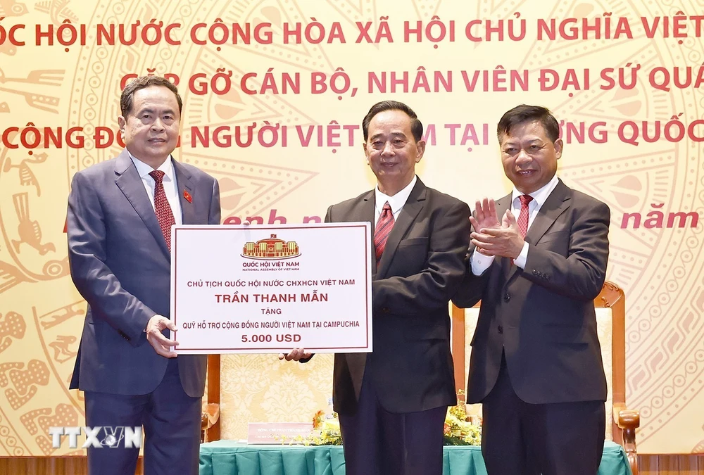 ttxvn_chu_tich_quoc_hoi_tran_thanh_man_gap_go_cong_dong_nguoi_viet_nam_tai_vuong_quoc_campuchia_7720066 (4).jpg