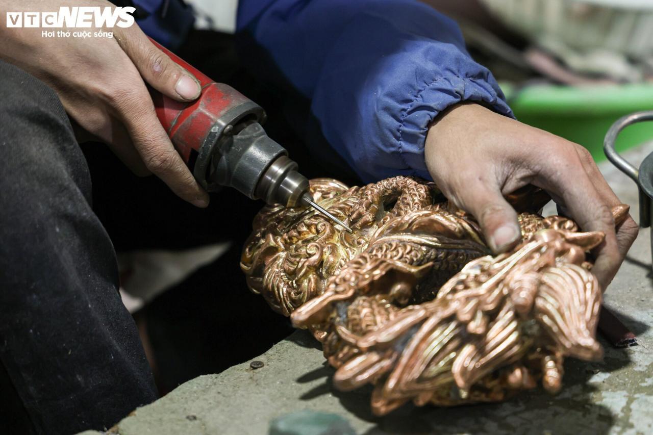 Primer plano de la mascota del dragón bañada en oro de 24k valorada en decenas de millones de dongs para dar la bienvenida al Año del Dragón - 9