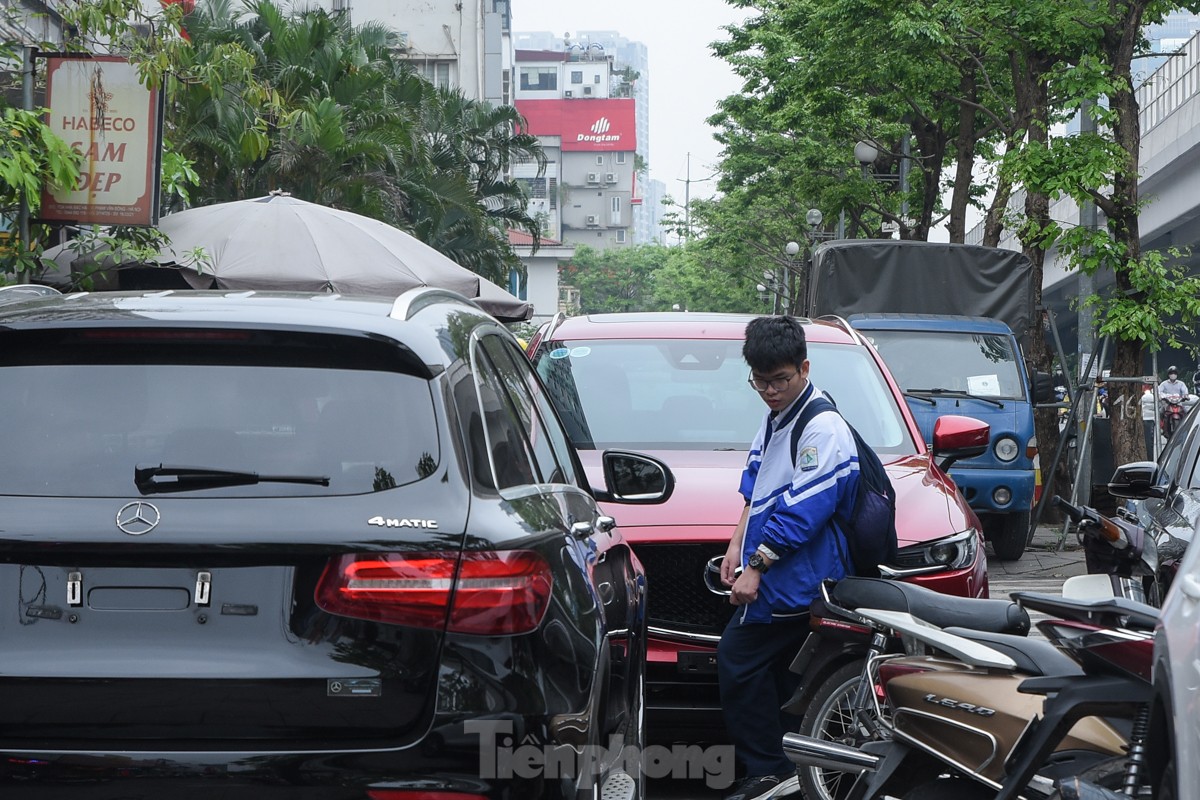 Hà Nội: Vỉa hè thành bãi đỗ, xe sang tranh chỗ người đi bộ ảnh 5