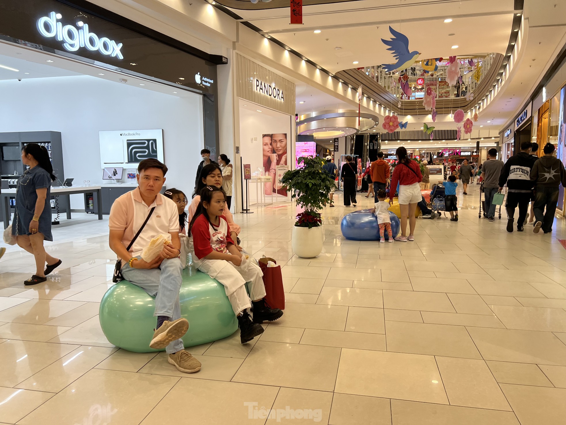 Food stalls at shopping malls are packed on the third day of Tet photo 8