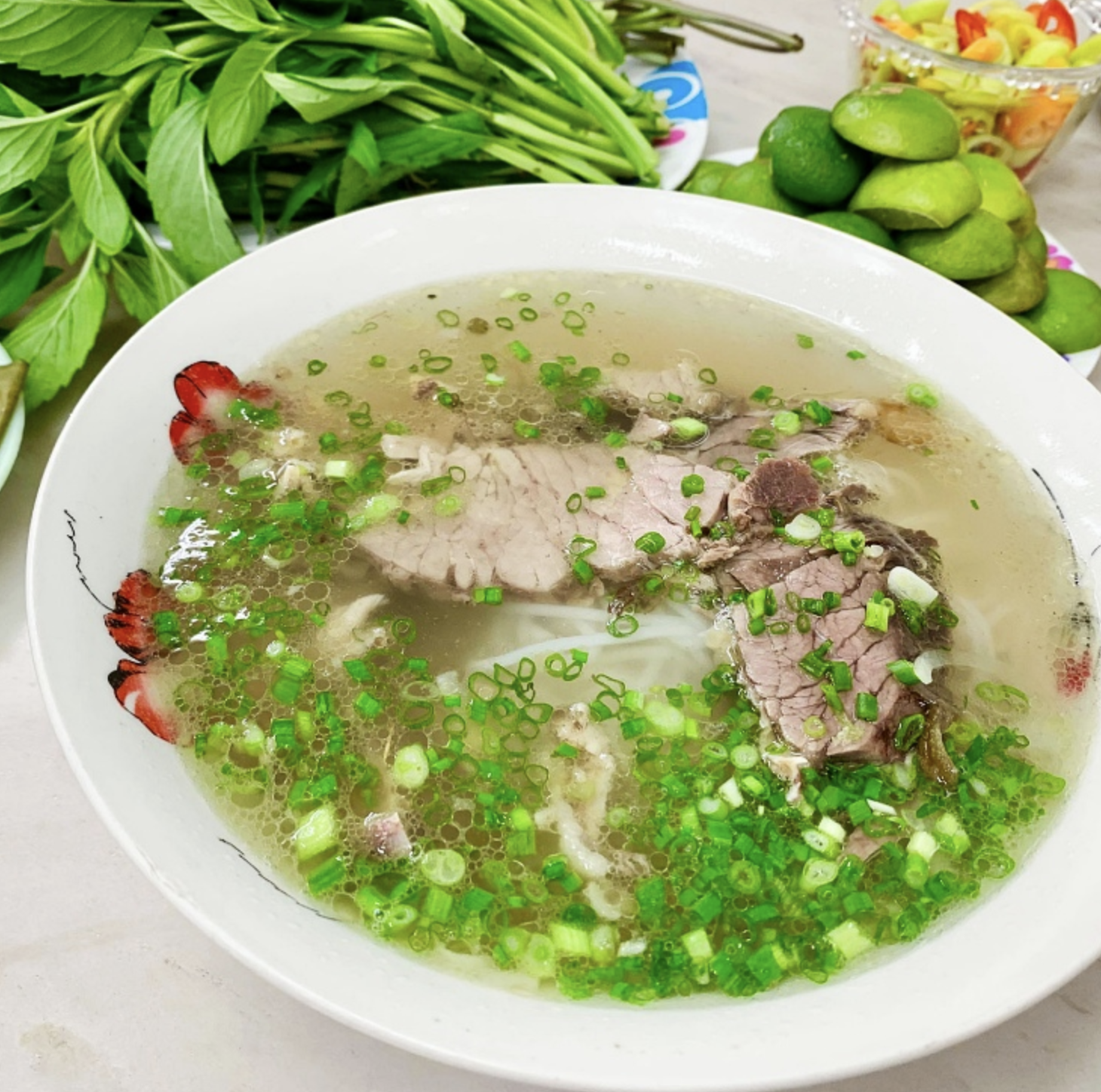 Michelin Guide đề xuất ăn hủ tiếu, bún chả, xôi, phở, bánh cuốn... khi đến Việt Nam - Ảnh 5.