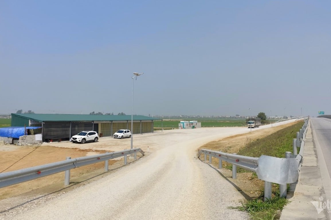 Vehicles are recommended not to stop for more than 30 minutes at stops or parking lots on the highway.