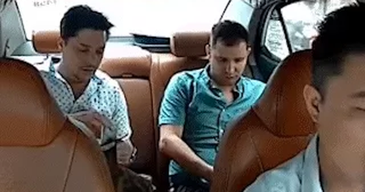 Un occidental entrega por error un billete de 500.000 VND y la reacción de un conductor en Hanoi provoca una "tormenta"