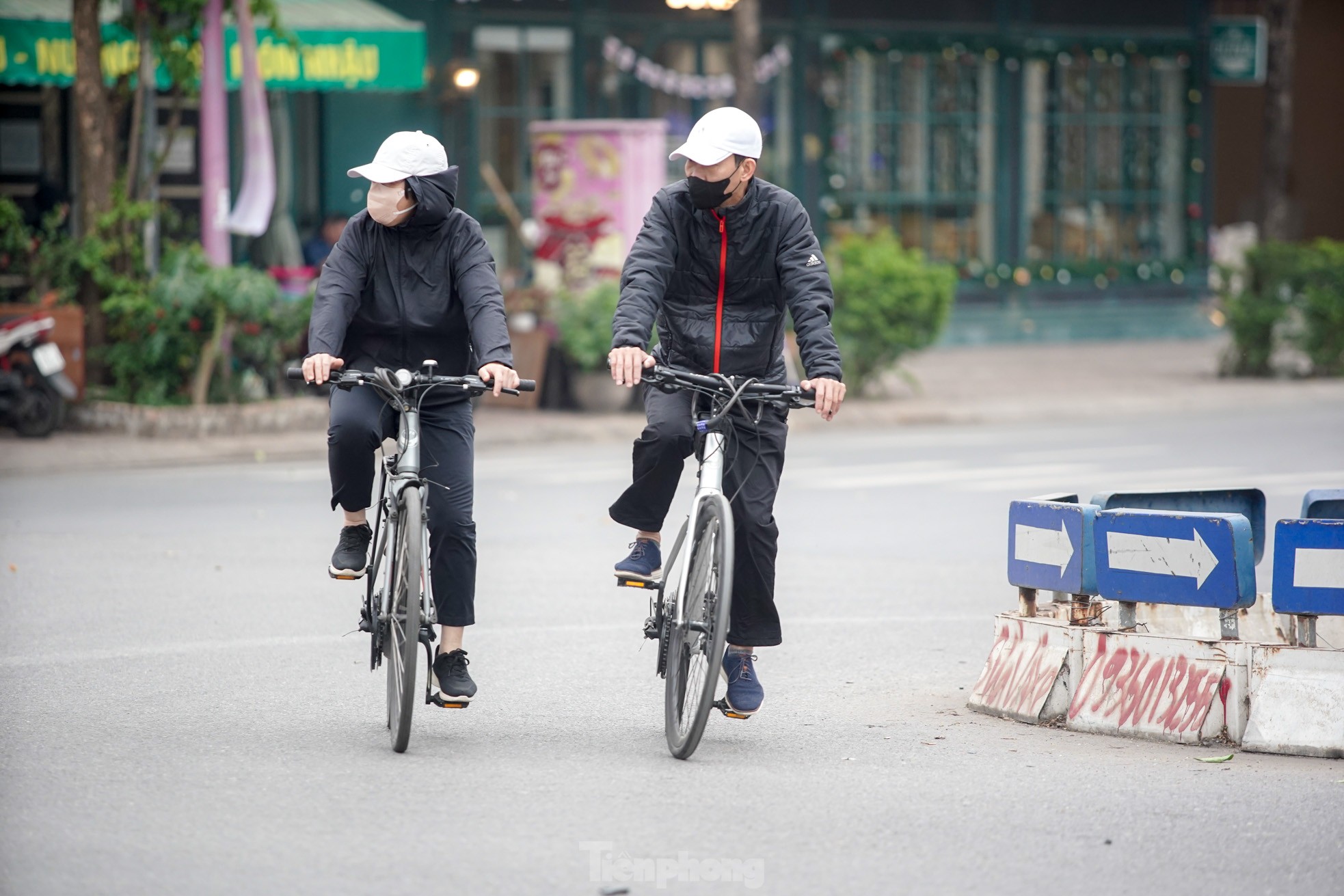 Hanoi is covered in fine dust from morning to afternoon, many buildings 'disappear' photo 16